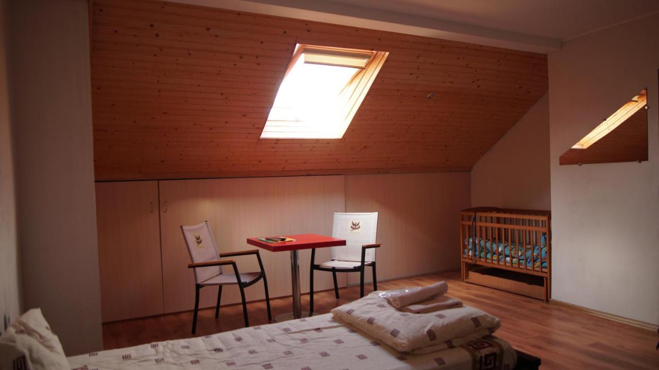 U Dvori Hotel Podgorodtsy ภายนอก รูปภาพ
